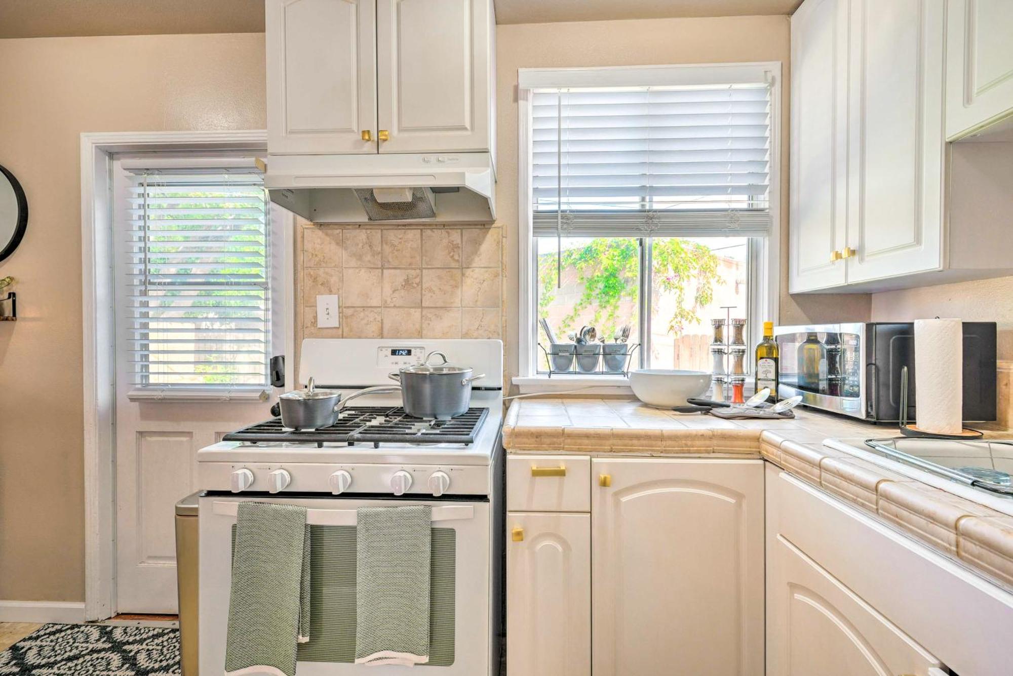 Stylish And Modern Burbank Gem With Private Yard! Villa Buitenkant foto