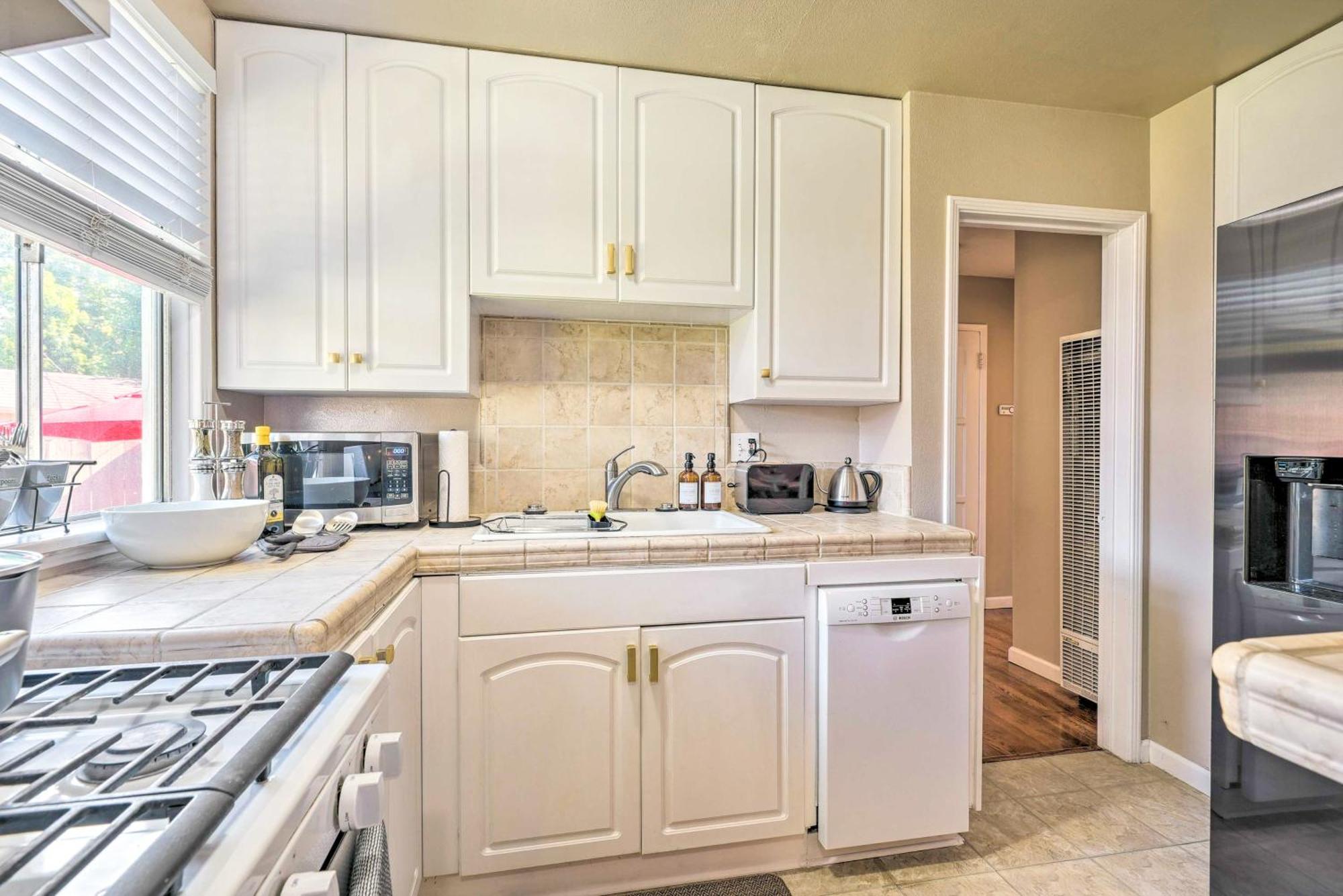 Stylish And Modern Burbank Gem With Private Yard! Villa Buitenkant foto